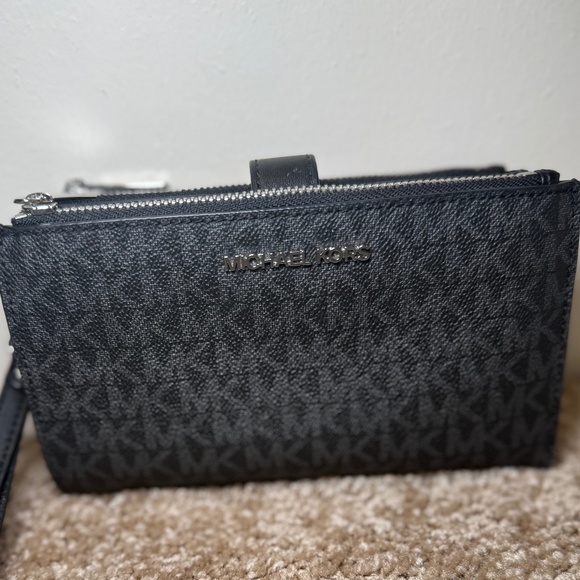 Michael Kors Wallet - Picture 1 of 6